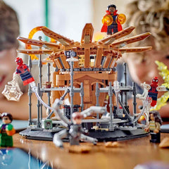 LEGO 76261 Marvel Spider-Man's Big Showdown, Spider-Man: No Way Home set with 3 minifigures Peter Parker plus Green Goblin, Electro, Sandman, Ned, Doctor Strange and MJ, collectible model Building sets Besuche den LEGO-Store