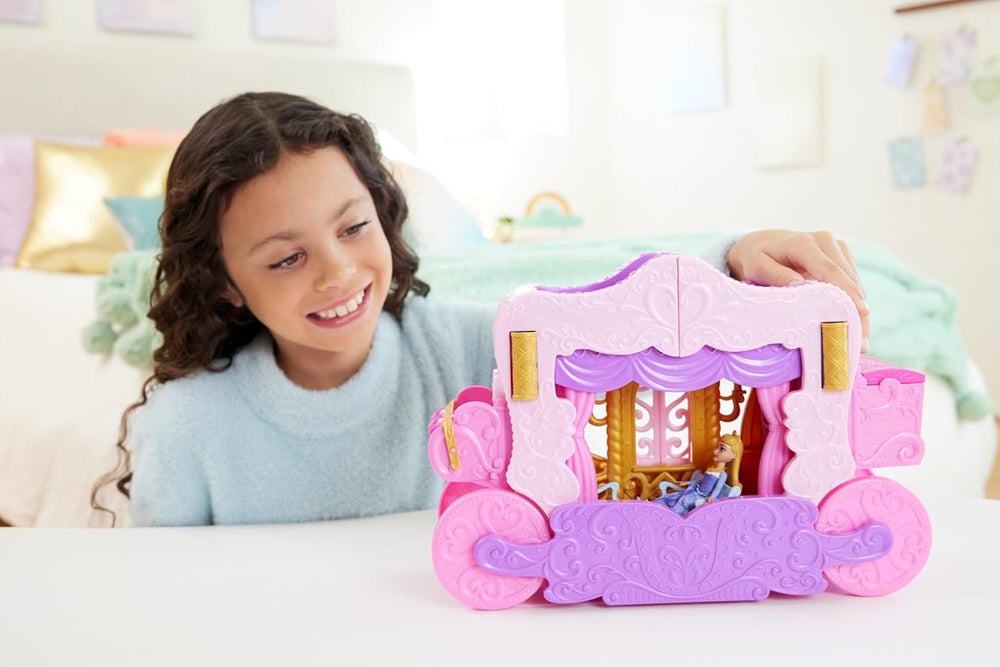 Mattel Disney Princess Transforming Playset Carriage to Castle With Little Aurora Doll, 3 nivele, 6 zone de joc, 4 figuri, mobilier și accesorii HWX17 Papusi Naty Shop