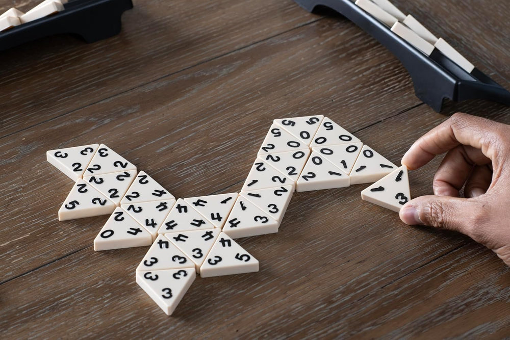 Goliat - Triominos Classic - Joc de societate popular pentru tineri și adulți de la 6 ani - Distracție în familie și joc de petrecere pentru 2-4 jucători - Cu tactici și strategii pentru copii și adulți