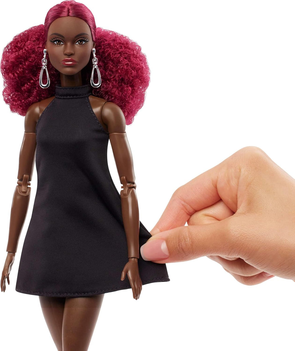 Barbie Basics Model 3, Păpușă de colecție cu bucle roșii, rochie mini neagră și cizme, modă cu potrivire universală, corp mare articulat și cap interschimbabil, JBH75