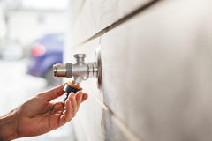 Conector multi-filet Fiskars, filet interior pentru diferite dimensiuni de robinet, pentru trei dimensiuni de filet Ø 21 mm (1/2"), Ø 26,5 mm (3/4") și Ø 33,3 mm (1"), 17 g, negru/portocaliu, 1027051