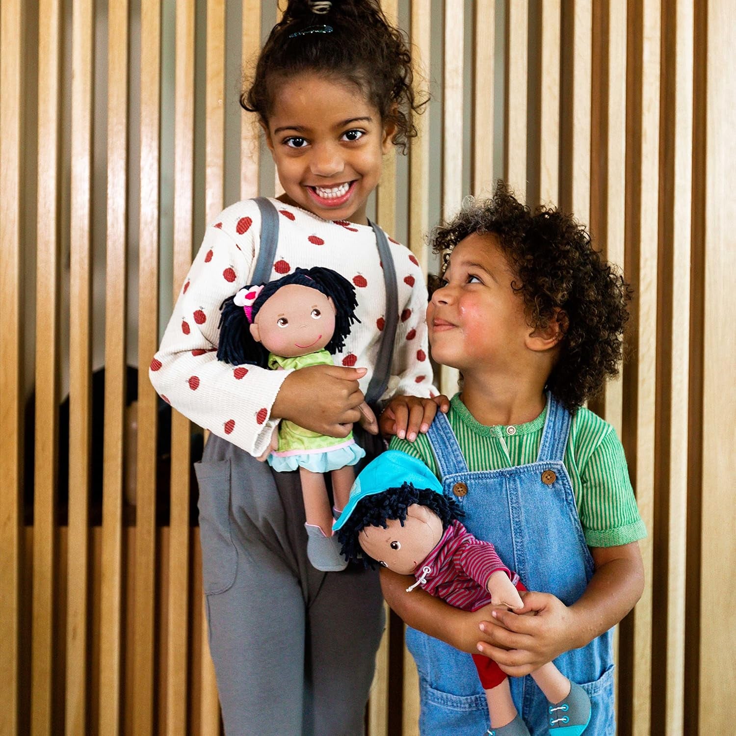 HABA 304576 - Păpușa Cari, 30 cm, Păpușă moale și din pânză pentru copii de la 18 luni, cu haine detașabile și păr lung