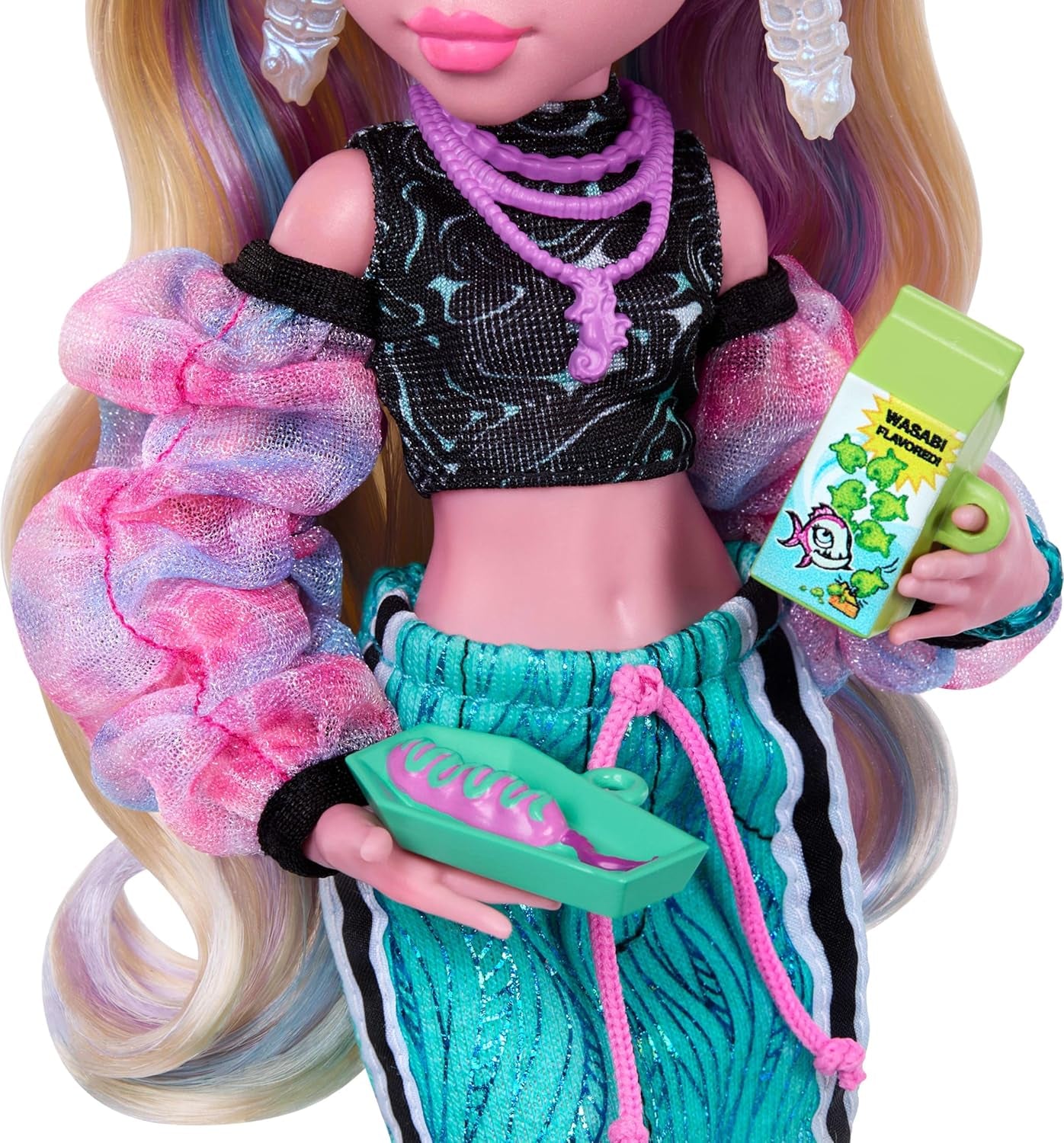 Păpușa Monster High Lagoona Blue în top scurt și fustă maxi sport cu peștele Neptuna și 7 accesorii, cum ar fi ochelari de soare cu scoici, gustare și geantă, JHK33