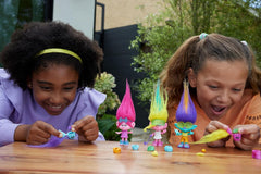 Mattel DREAMWORKS TROLLS United We Stand – Hairy Surprises Viva, păpușă cu păr de pluș galben strălucitor și 3 accesorii surpriză, pentru copii cu vârsta de 3 ani și peste, HNF11