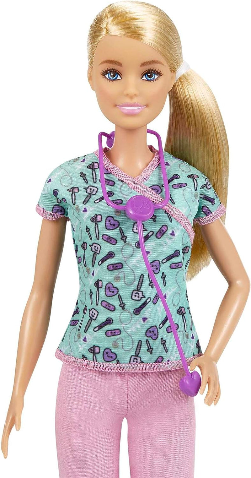 Barbie GTW39 - Păpușă asistentă medicală (Aprox. 30 cm) cu bluză cu imprimeu și pantaloni roz, pantofi albi și stetoscop, cadou minunat pentru copii de la 3 ani în sus Papusi Naty Shop