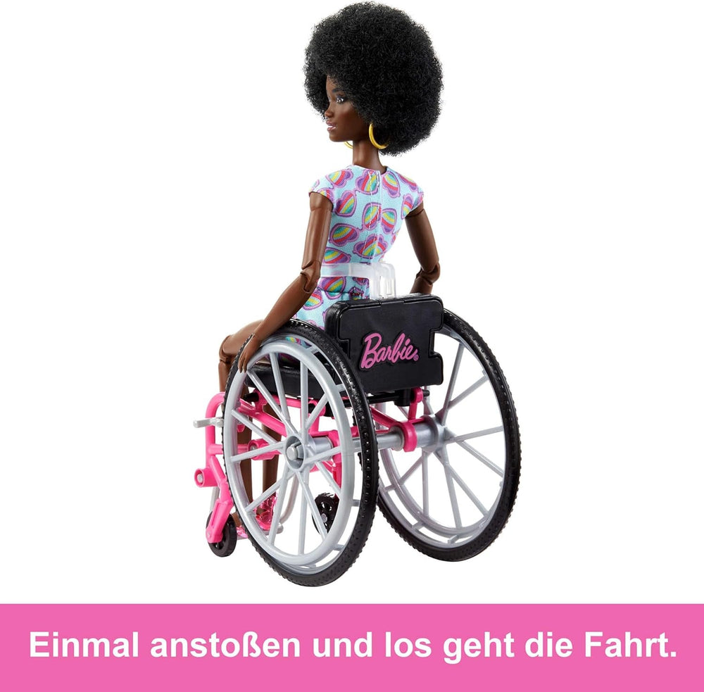 Barbie Fashionistas, păr negru, scaun cu rotile cu salopetă colorată, scaun cu rotile cu rampă, păpușă inclusă, cadou pentru copii, jucărie pentru vârsta de 3 ani și peste, HJT14