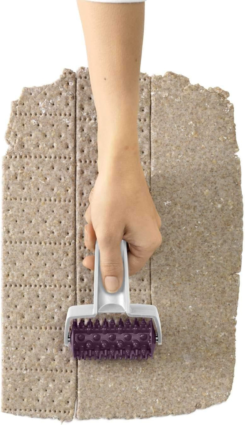Betty Bossi Cracker Roller, the ideal Kitchen Gadget for making Knäckebrot und Crackern für raffiniertes Fingerfood. Teigschneider mit tollen Rezeptideen.