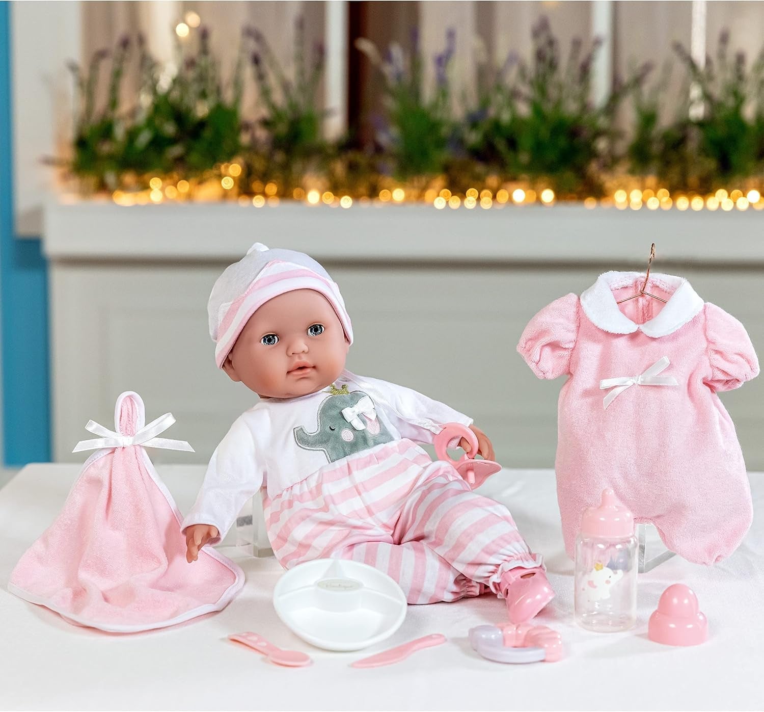 JC Toys - Păpușă moale realistă Berenguer Boutique, 38 cm, cu gură deschisă/închisă, set cadou cu 10 piese, biberon, zornăitoare, suzetă și accesorii, roz, vârste 2+