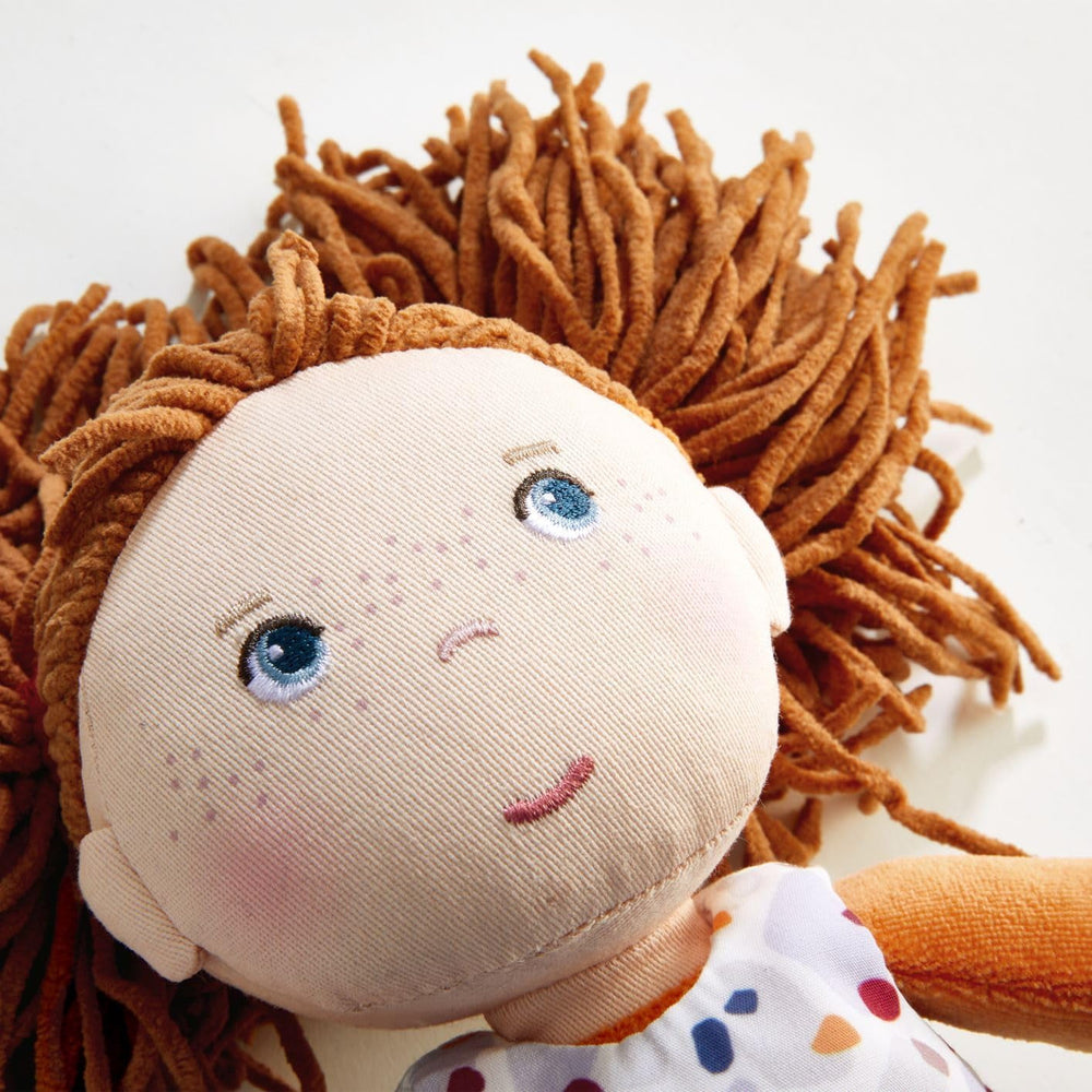 Păpușă HABA Malou - Păpușă mare de cârpă de 30 cm cu care te poți juca și pe care o poți îmbrățișa - Materiale moi și lavabile - Alternativă ideală la o păpușă de pluș - Potrivit pentru copii cu vârsta de 1,5 ani și peste - 2010818001 Papusi Naty Shop