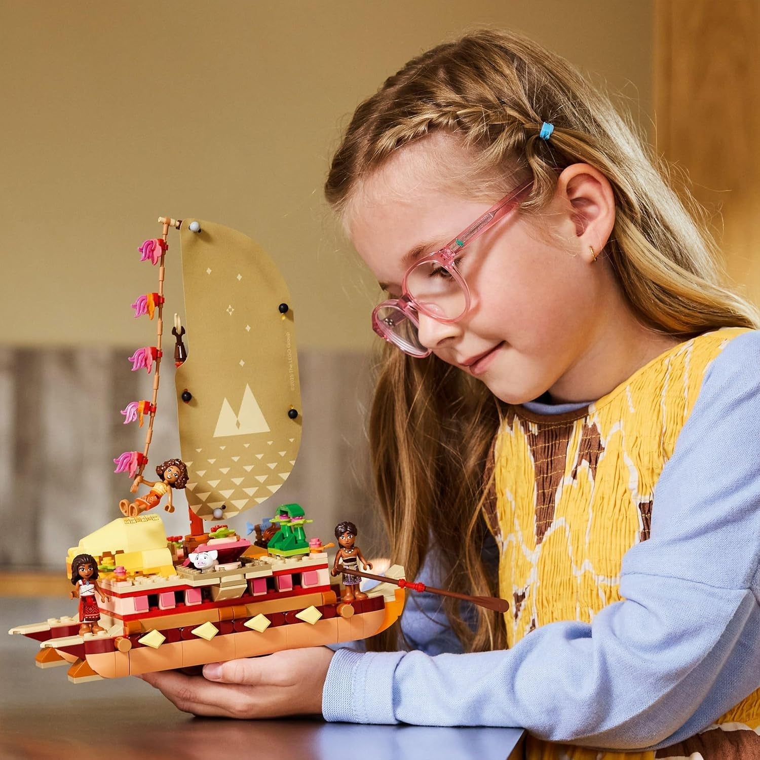 LEGO ǀ Disney Vaiana 2: Vaianas Abenteuerfloß - Spielzeug Boot mit Textilsegel, abnehmbarem Deck, Lagerfeuer & 3 Minifiguren, inkl. Loto und Moni – Geschenk für Mädchen ab 6 Jahren & Fans – 43270