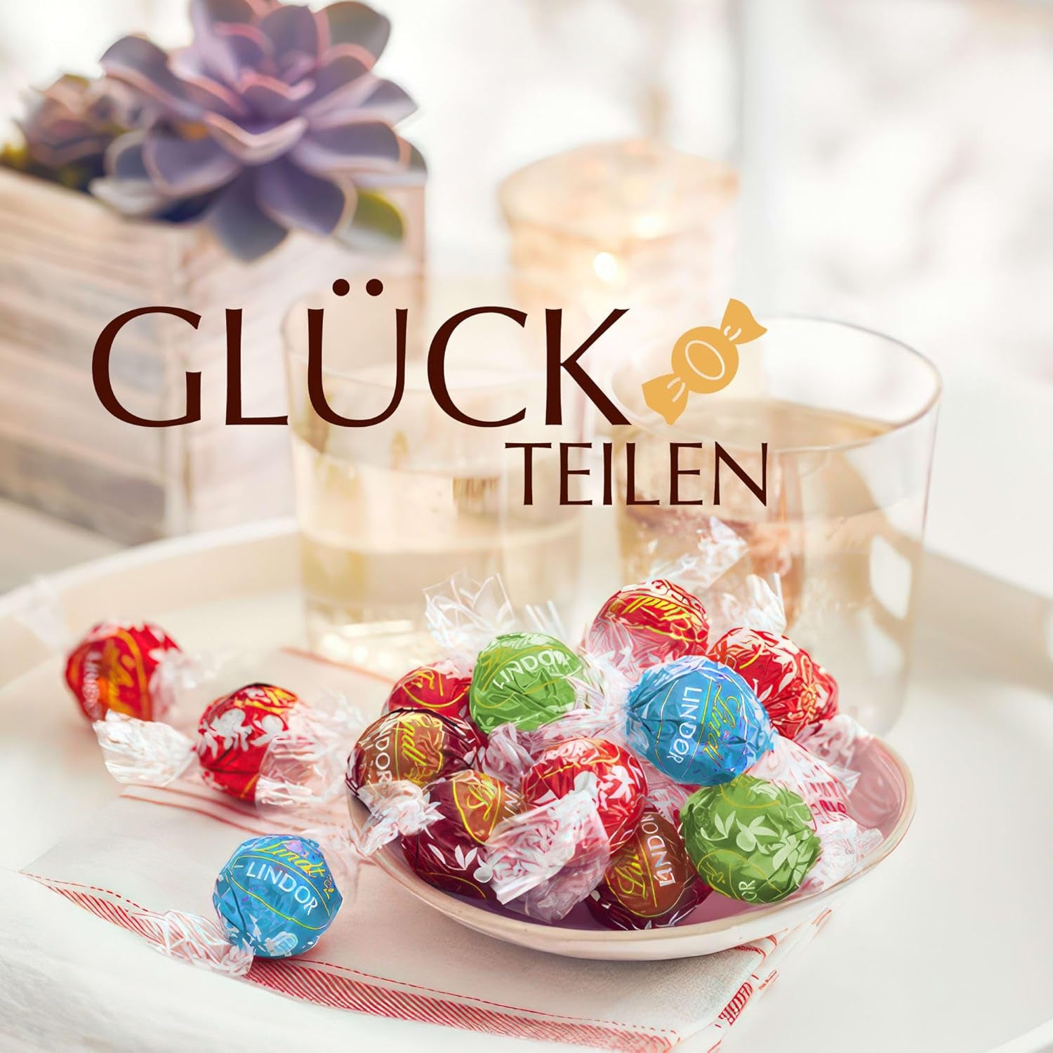 Lindt Chocolate | Assorted bag LINDOR silver | 1 kg bag | 80 melt-in-your-mouth milk chocolate balls, 70%, salted caramel and double chocolate flavors | Gift of chocolate to share