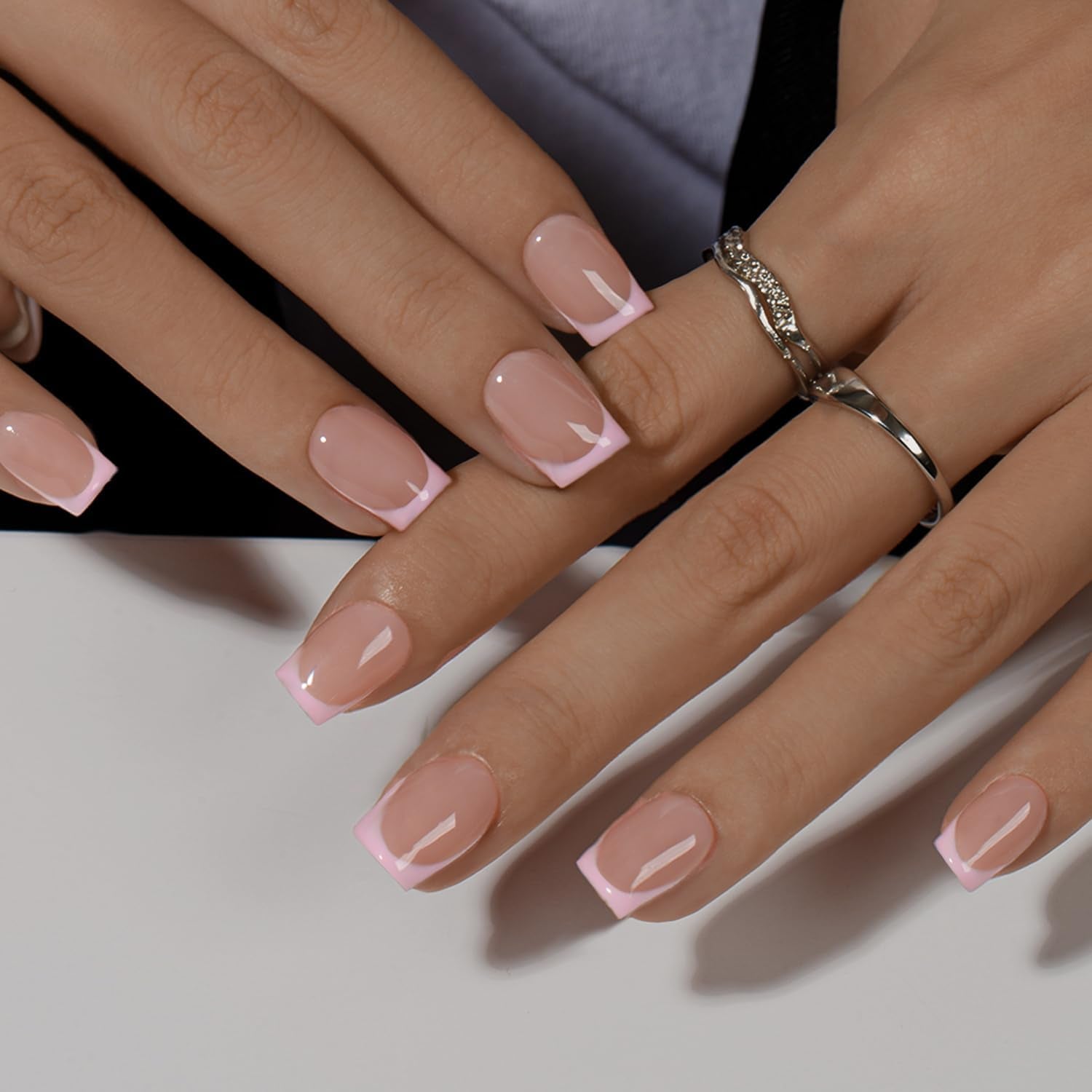 Unghii false cu vârf francez scurt – 30 de bucăți de unghii negre pentru a le lipi pe unghii scurte pătrate, unghii false cu vârf francez cu lipici, set unghii artificiale pătrate pentru femei