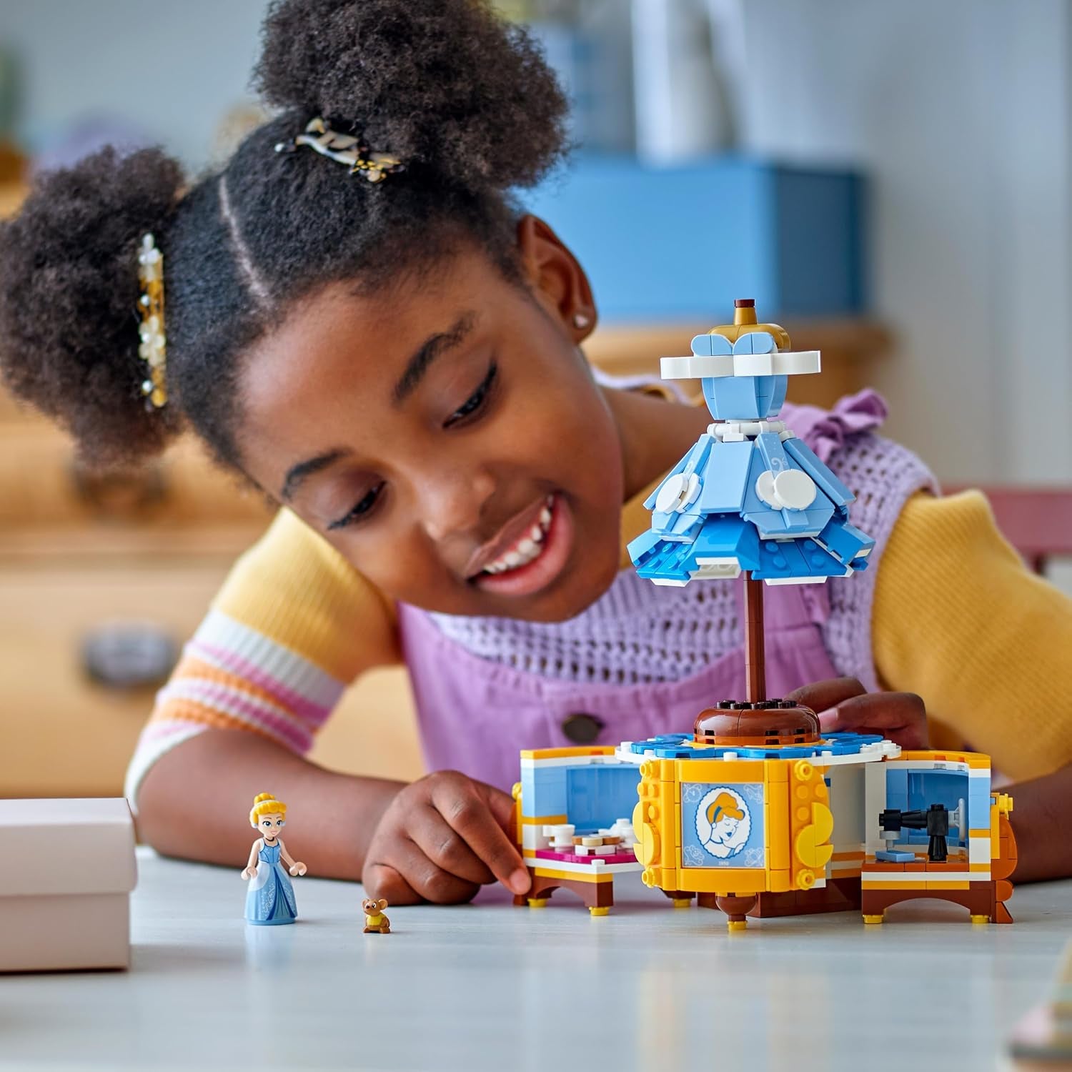 LEGO ǀ Disney Princess Cinderella's Dress, Spielzeug für Jungen und Mädchen ab 9 Jahren - Inkl. EIN Kleiderständer, Cinderella Mini-Puppe und Maus Figur - Kreatives Spielset 43266