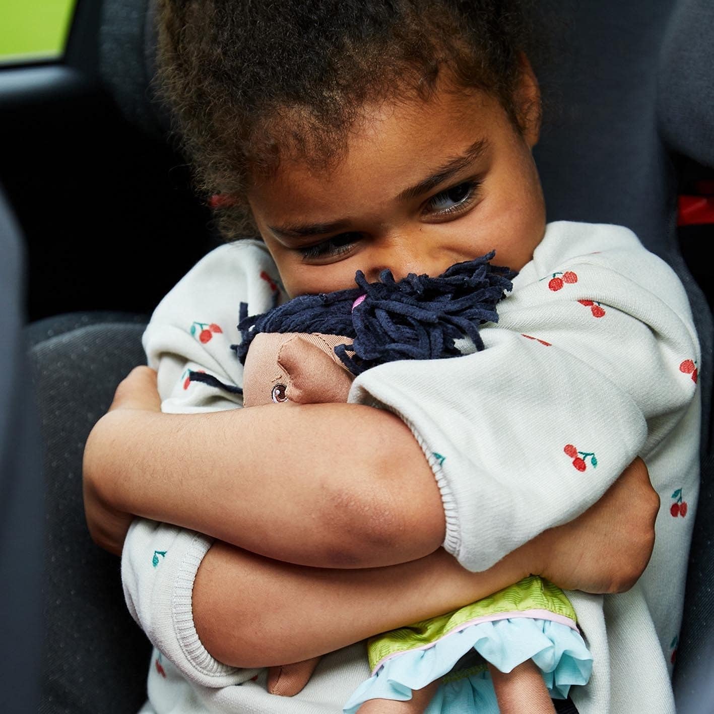 HABA 304576 - Păpușă Cari, 30 cm, Păpușă moale și textilă pentru copii de la 18 luni, Cu haine detașabile și păr lung Papusi Naty Shop