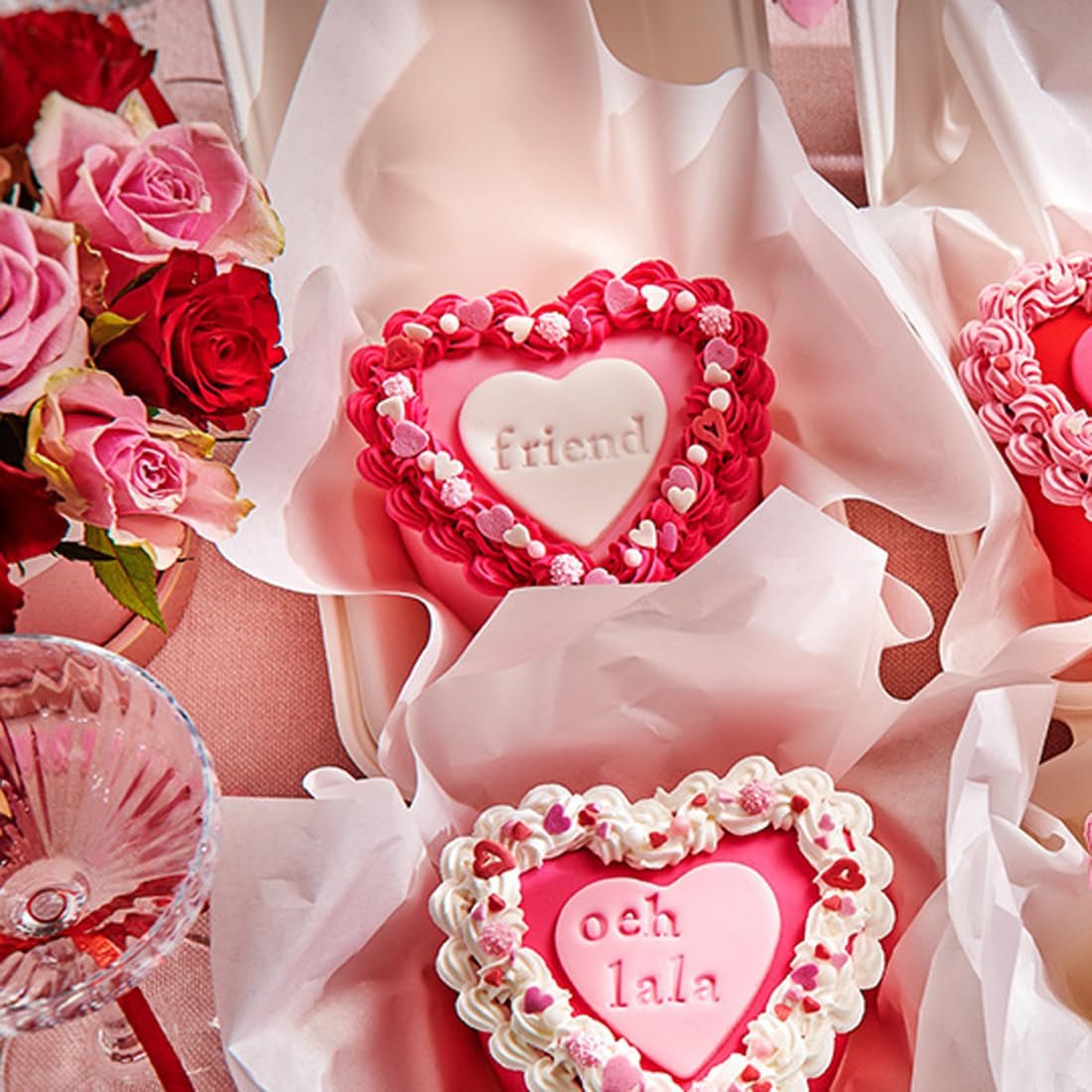 FunCakes Roll Fondant Sweet Pink: Ușor de utilizat, neted, flexibil, moale și pliabil, perfect pentru decorarea prăjiturilor, halal, kosher și fără gluten. 1 kg Pasta de zahar Naty Shop