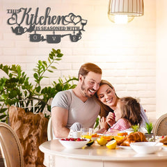 KHayRovies decor de perete pentru bucătărie, metal, inscripție "Această bucătărie este condimentată cu dragoste", cuvânt negru cu placă de nume, litere de fier rustice, citate pentru bucătărie, fermă, sufragerie, Statuete si sculpturi Naty Shop